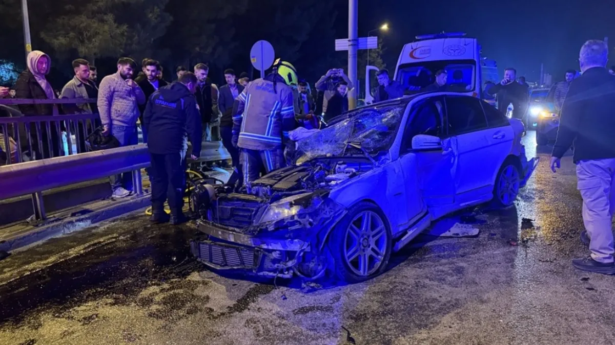 Bursa'da feci kaza! Otomobil direğe ve minibüse çarptı: Hurdaya döndü