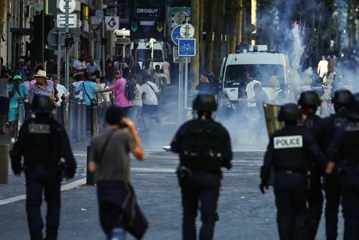 Fransa sokaklarında gergin bekleyiş! Binlerce polis sokaklarda! Taş ve el bombası attılar...