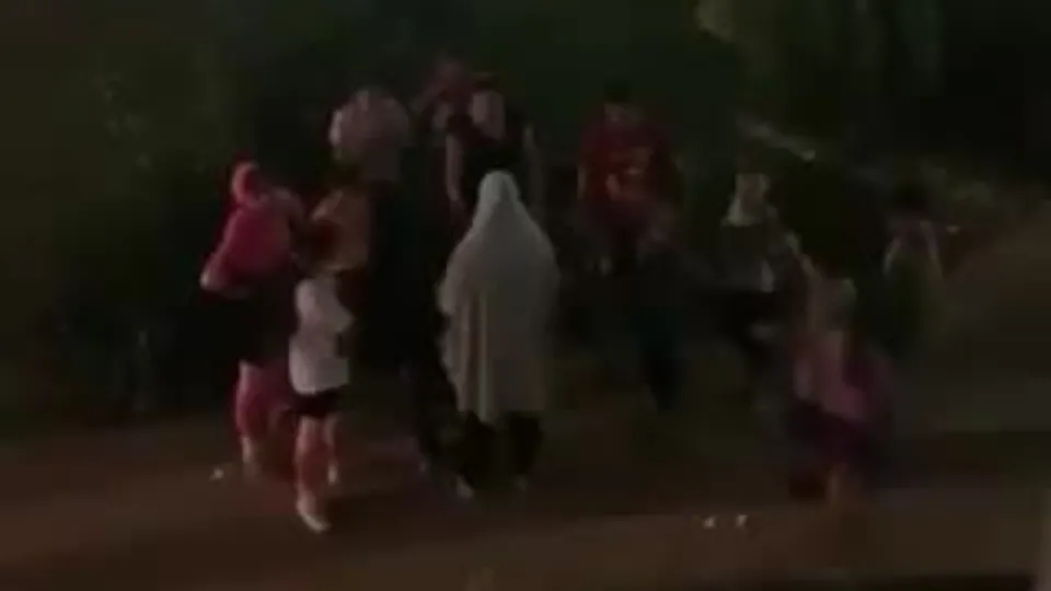 Mersin’de yürekleri sızlatan anlar! Annesinin yanında küçük çocuğa şiddet kamerada | Video