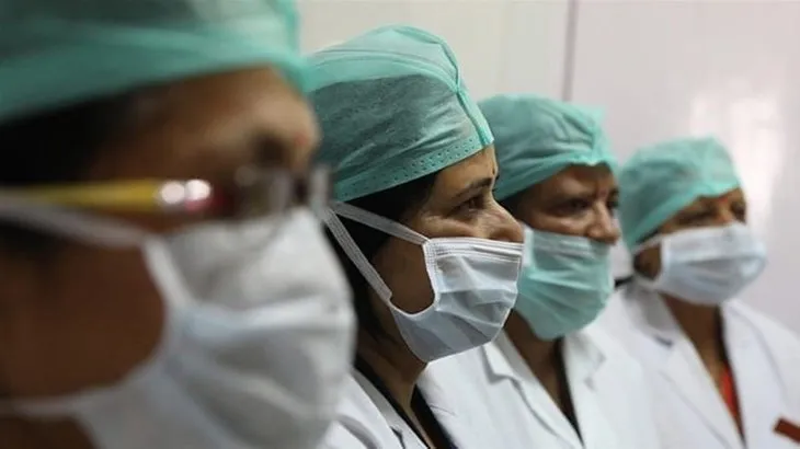 Hindistan’da din adamı 40 bin kişiye virüs yaydı