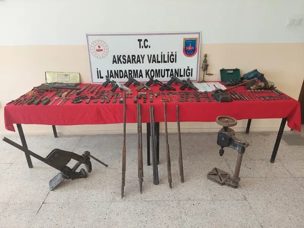 ev-degil-adeta-silah-fabrikasi-ekipler-bile-sasirdi-1661770529264.jpg
