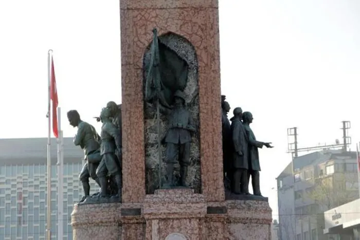 Taksim Cumhuriyet Anıtı'nda yıllardır fark edilmeyen ayrıntı! İki yıldır ortada yok - 3