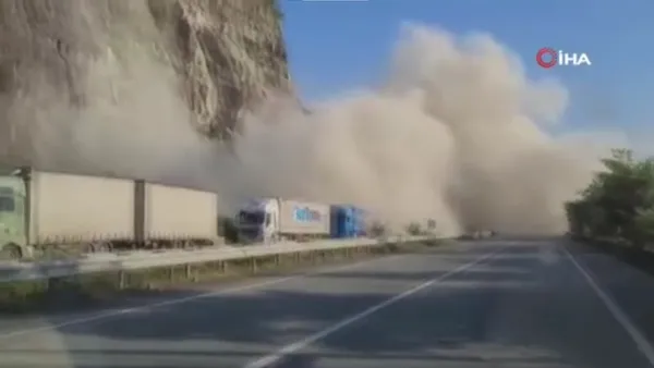 Hopa'da yüreklerin ağza geldiği anlar! Heyelan tehlikesi kamerada - 1