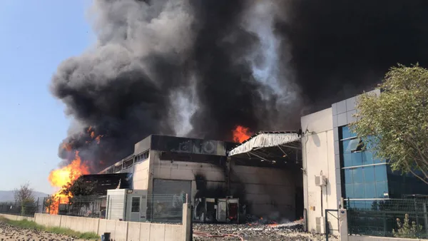 Son dakika: İzmir'de kozmetik fabrikasında yangın - 4