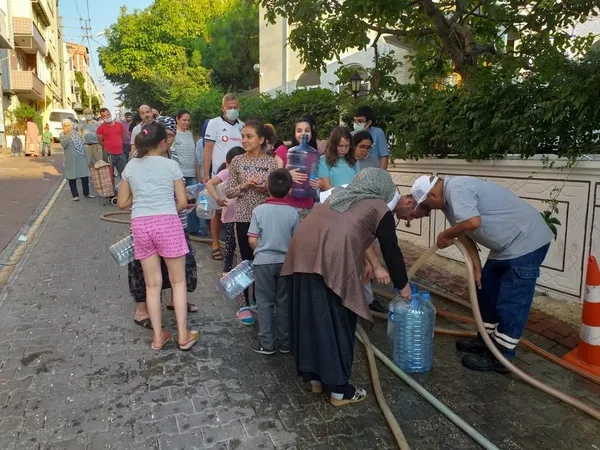 CHP'li Çorlu Belediyesi vatandaşı isyan ettirdi! Vatandaş bidon ile su kuyruğuna girdi - 6