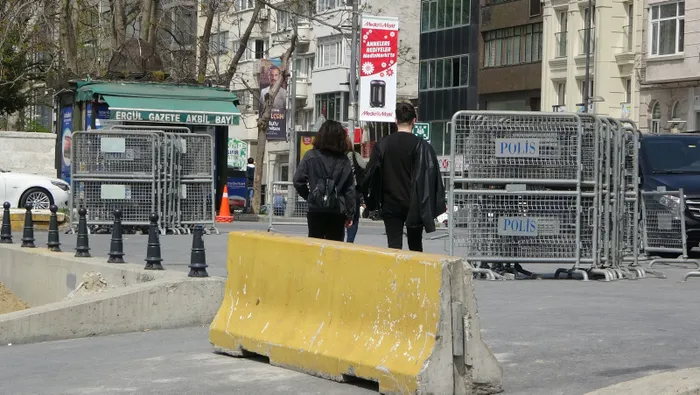 Son dakika: Taksim’de 1 Mayıs tedbirleri: Polis barikatları getirildi - 3