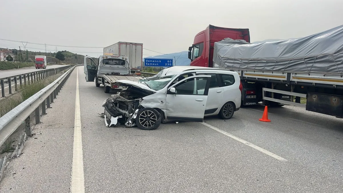 Kastamonu’da otomobil TIR'a çarptı: Maddi hasar oluştu