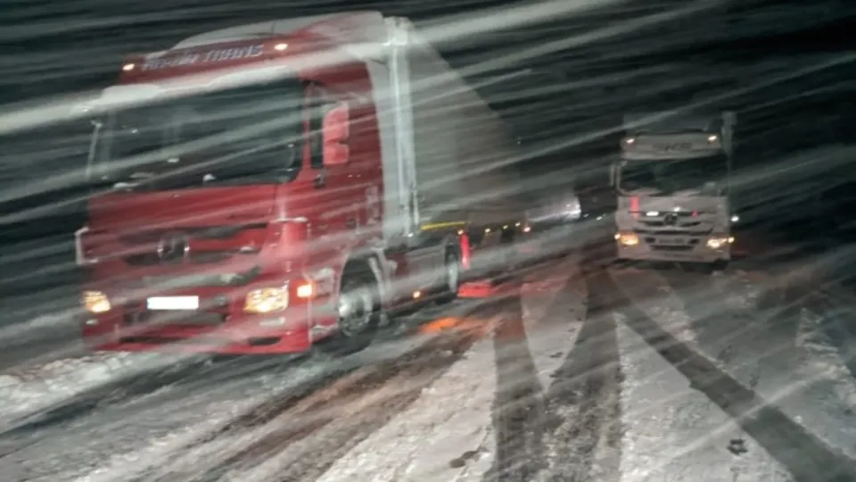 Kış erken geldi! Tipi şeklinde aniden bastıran kar yolları kapattı | 2 il arası yol trafiğe kapandı