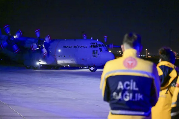depremde-yaralanan-38-kisi-tsknin-kargo-ucagiyla-istanbula-getirildi-1677215783312.jpg Depremde yaralanan 38 kişi TSK'nın kargo uçağıyla İstanbul'a getirildi - 1