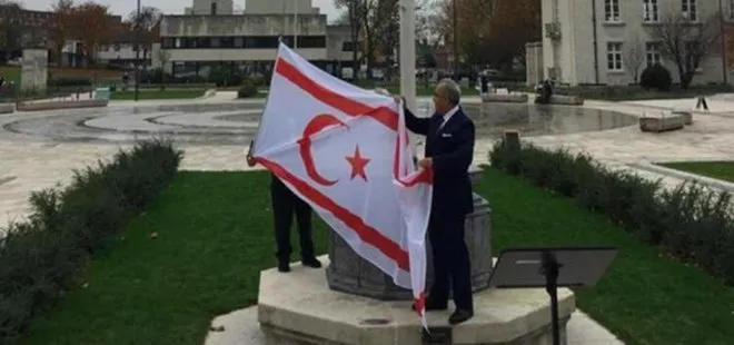 Londra’da Kıbrıs Türkleri KKTC bayrağının indirilmesini protesto etti