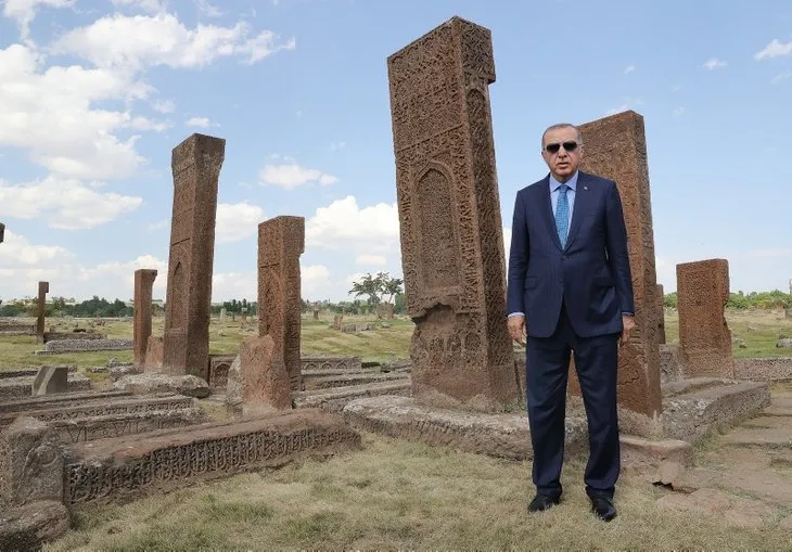 Başkan Erdoğan, Malazgirt Zaferi’nin yıl dönümünde Selçuklu Mezarlığı’nı ziyaret etti