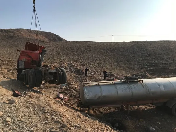 igdirda-iran-plakali-tir-sarampole-devrildi-surucu-oldu-1671981208392.jpg Iğdır'da İran plakalı TIR şarampole devrildi! Sürücü öldü - 1