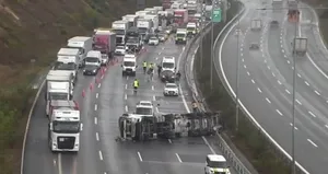 Kuzey Marmara’da TIR devrildi! Trafik durdu