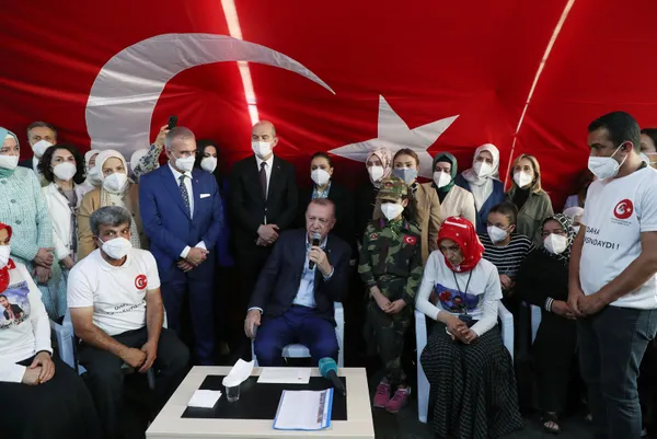 son-dakika-baskan-erdogandan-diyarbakir-annelerine-ziyaret-1625839129945.jpg