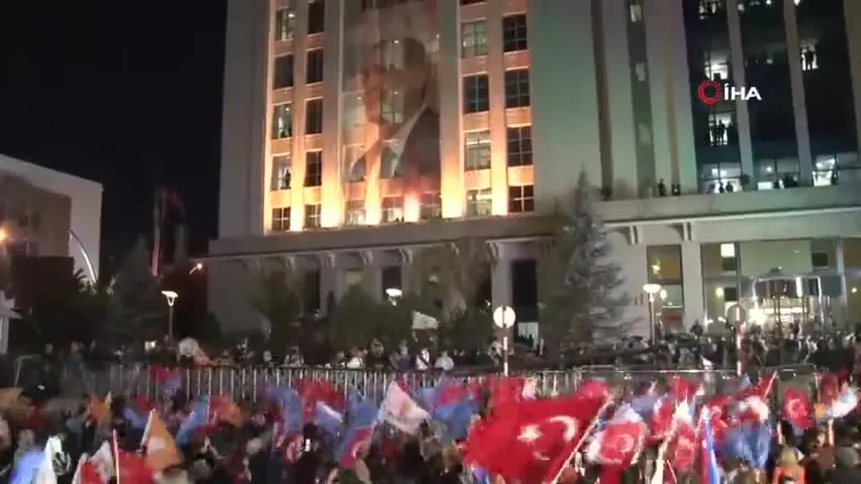 Ankaralıların AK Parti Genel Merkezi önünde bekleyişi sürüyor