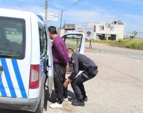 Antalya’da polisin ‘dur’ ihtarına uymayan iki genç ceza yememek için ortalığı birbirine kattı - 2