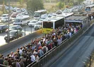 Metrobüs durağında aşırı yoğunluk! Havadan böyle fotoğraflandı...