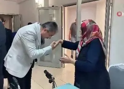 Huzurevinde kalan annelerin günü kutlandı