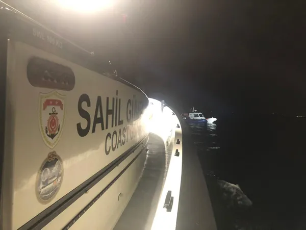 Son dakika: İzmir açıklarında Yunanistan’ın ittiği 154 kaçak göçmen kurtarıldı