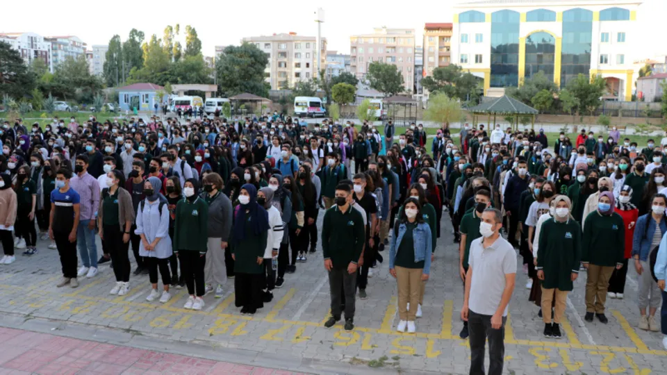 Yüz yüze eğitim başladı! Okullarda ilk gün heyecanı