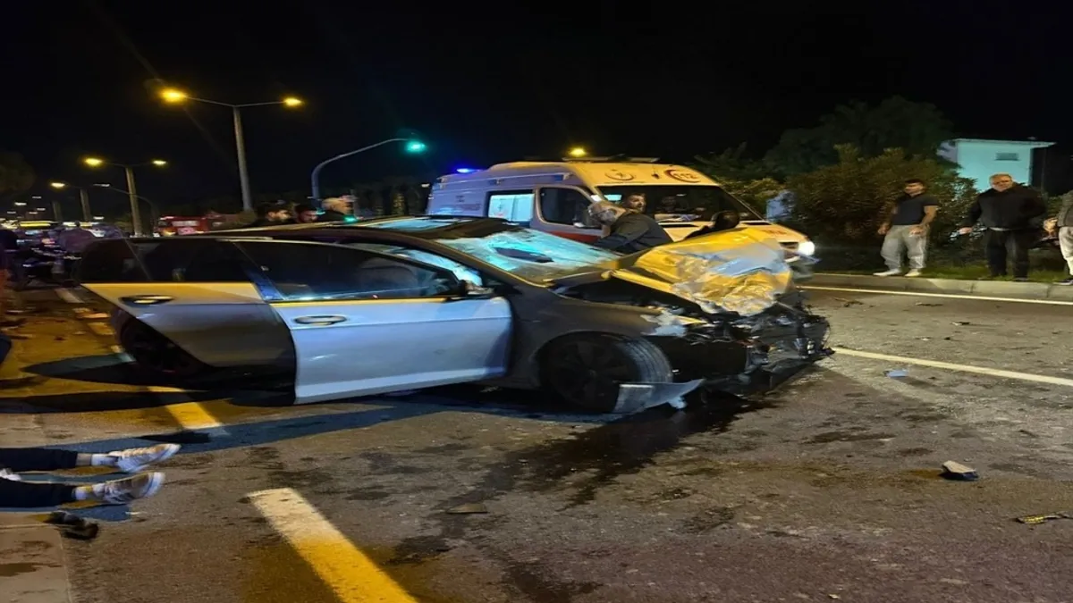 İzmir’de feci kaza! Otomobil motosiklete çarptı: 1 ölü 2 yaralı