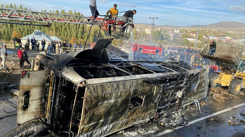 Ağrı'da tüyler ürperten kaza! İşte olay yerinden yeni görüntüler