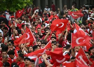 Almanya ’kırmızı - beyaza’ büründü! Sokaklar Mehter Marşı ile inledi | Türk taraftarların arasında sürpriz bir isim