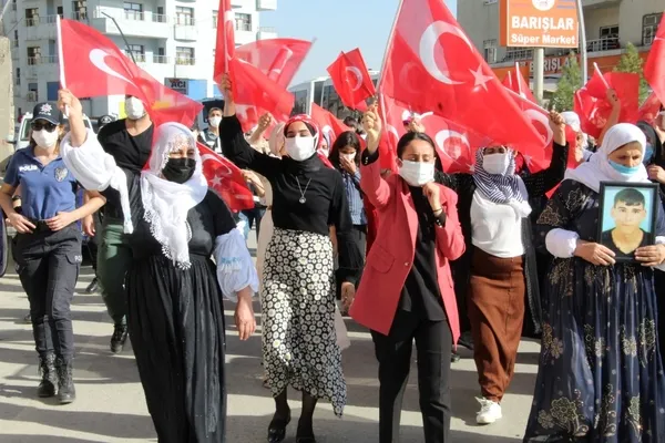 PKK'dan evladını kurtaran anne HDP il binası önünde halay çekti! "Türk-Kürt kardeştir PKK kalleştir" - 6