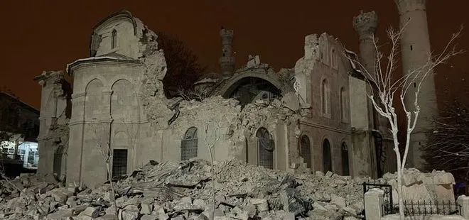 Malatya’nın simgesi olan Yeni Camii depremde yıkıldı