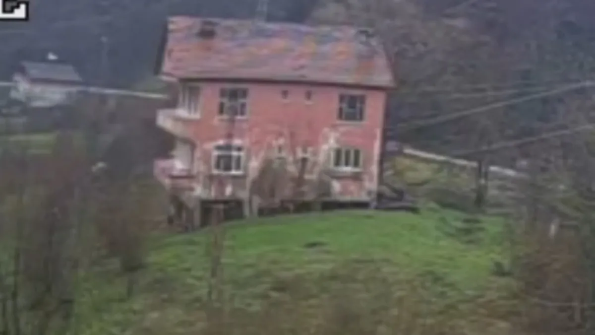 Kastamonu'da heyelan kabusu! 2 katlı ev çöktü