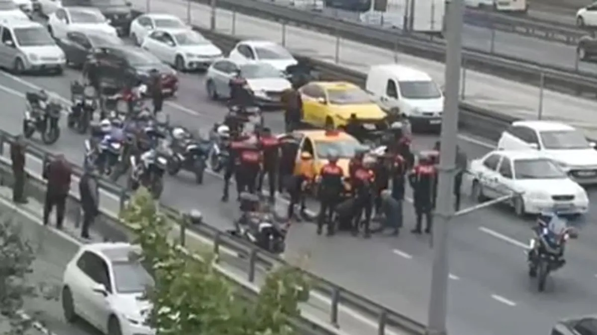 Zeytinburnu'nda feci kaza! motosikletli polis ekibi taksiye çarptı: 2 polis yaralı