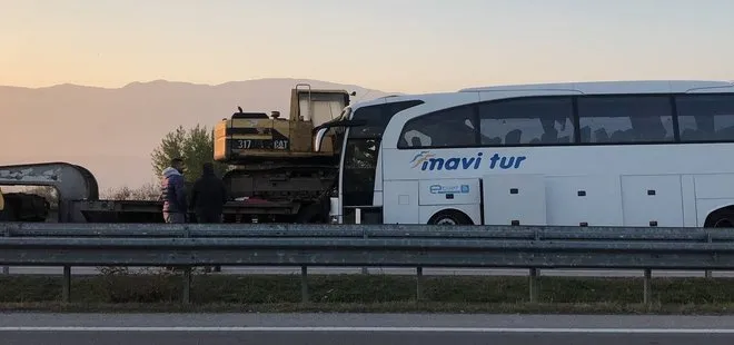 Amasya’da yolcu otobüsü, TIR’ın taşıdığı iş makinesine çarptı: Can kaybı ve çok sayıda yaralı var
