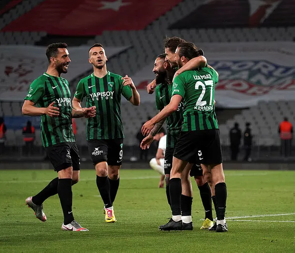 Son dakika: Kocaelispor Sakaryaspor'u 4-0 yenerek 1. Lig'e yükseldi - 1