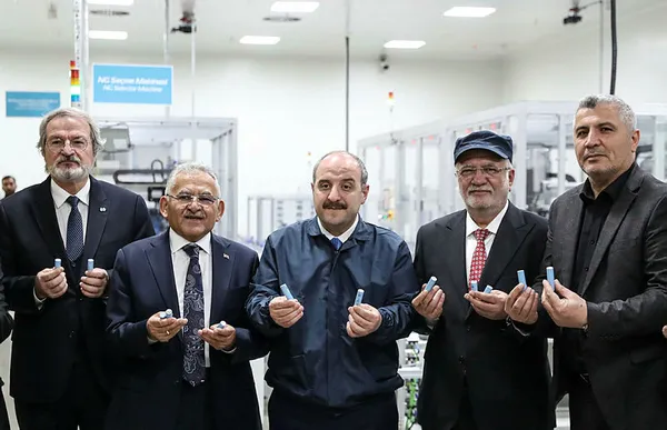 Sanayi ve Teknoloji Bakanı Mustafa Varank Avrupa’nın ilk ve tek silindirik lityum iyon pil üretim tesisini inceledi! İşte Türkiye’nin yeni hedefi