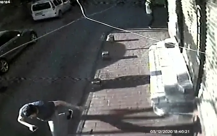 İstanbul’da silahlı saldırı kamerada! Yaralı genç sürünerek kaçmaya çalıştı - 2