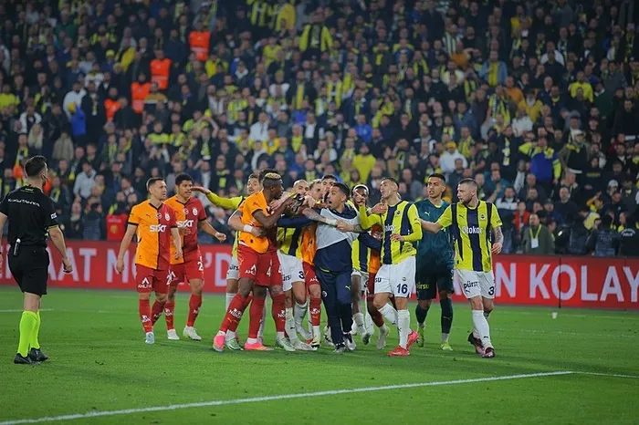 ozelin-derbi-boykotu-vatandasta-karsilik-bulmadi-tum-turkiye-atvyi-izledi-1743689279700.jpeg ATV'de yayınlanan Fenerbahçe-Galatasaray derbisi Türk televizyon tarihinde en çok izlenen yayınlar listesine de girdi. (DHA)