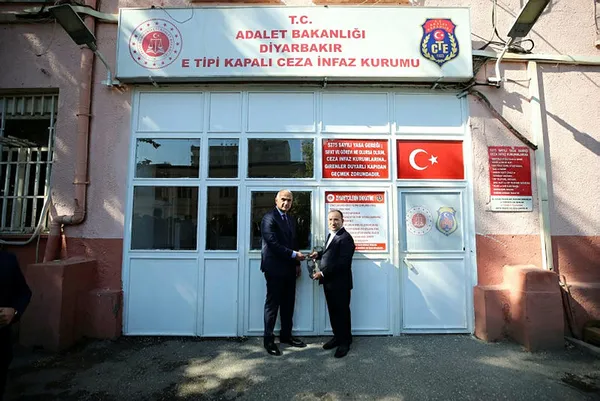 Son dakika: Adalet Bakanı Bekir Bozdağ’dan Anayasa’da başörtüsü ve aile düzenlemesi açıklaması