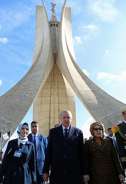 Başkan Erdoğan Cezayir’de Şehitler Abidesi’ne çelenk bıraktı