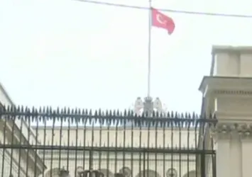 Hollanda Başkonsolosluğu'na Türk bayrağı çekildi