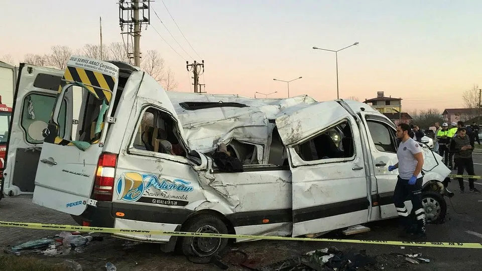 Samsun’da öğrenci servisi devrildi! Olay yerinden ilk görüntüler |Video