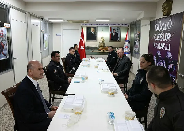 Başkan Erdoğan ve Bakan Süleyman Soylu’dan Çengelköy Polis Merkezi’nde iftar