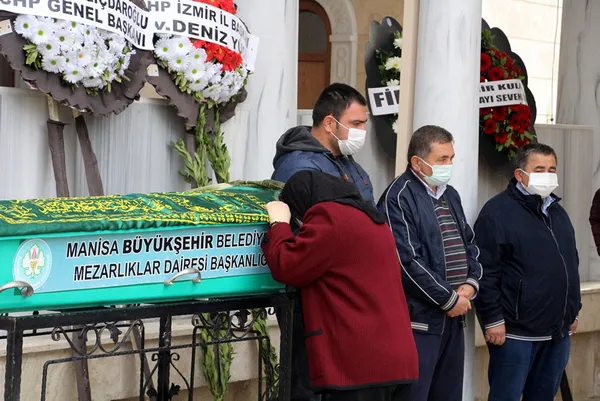 izmirdeki-depremde-hayatini-kaybedenler-son-yolculuklarina-ugurlaniyor-1604501721961.jpg İzmir depremi sonrası son yolculuklarına uğurlandılar - 1