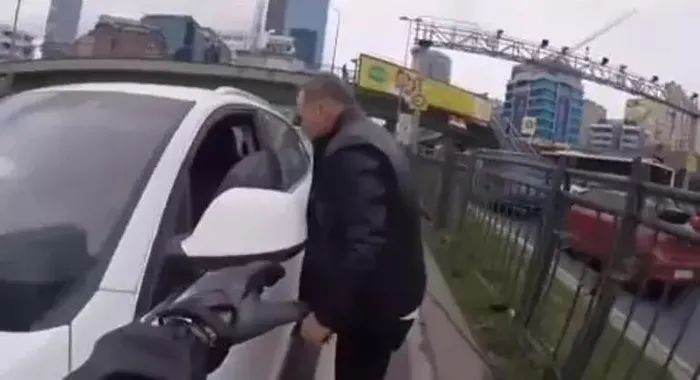 emniyettenim-diyerek-trafikte-dehseti-yasatmisti-bakan-ali-yerlikaya-duyurdu-o-saldirgan-yakalandi-1711090782281.jpeg "Emniyettenim" diyerek trafikte dehşeti yaşatmıştı! Bakan Ali Yerlikaya duyurdu: O saldırgan yakalandı - 3