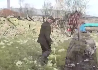 Terk edilmiş köyde tek yaşıyor