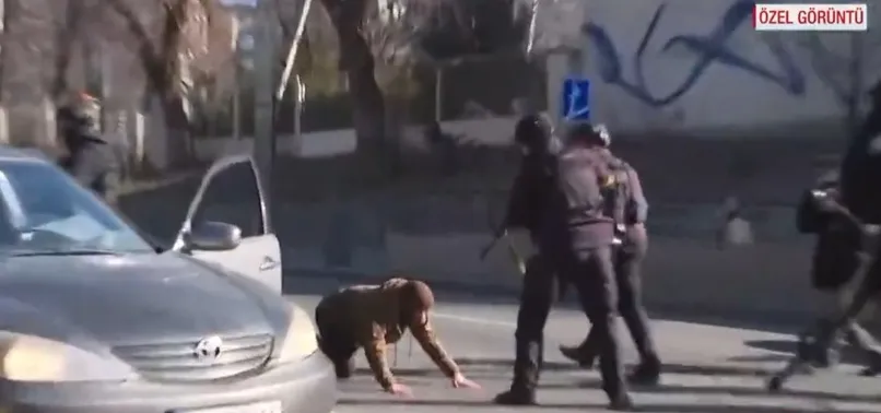 Kiev sokaklarında hareketli anlar! Ukrayna askerleri şüpheli araca müdahale etti