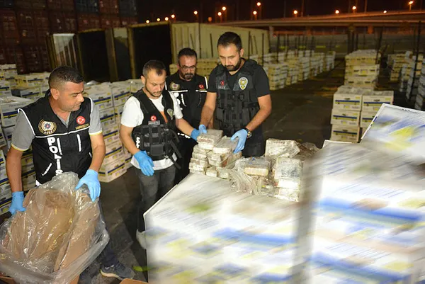 bakan-ali-yerlikaya-mersin-limaninda-610-kilogram-kokain-ele-gecirildi-1698399255753.jpg Bakan Ali Yerlikaya: Mersin Limanı'nda 610 kilogram kokain ele geçirildi - 2