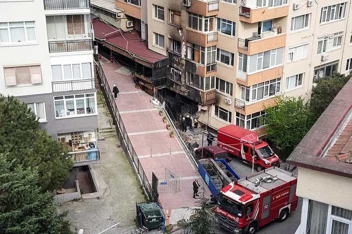 1712404643384.jpg Beşiktaş'taki yangında ihmaller zinciri! Tadilatı hızlandırmak için skandal ihmal: Bayrama kadar açmazsak zarar ederiz - 4