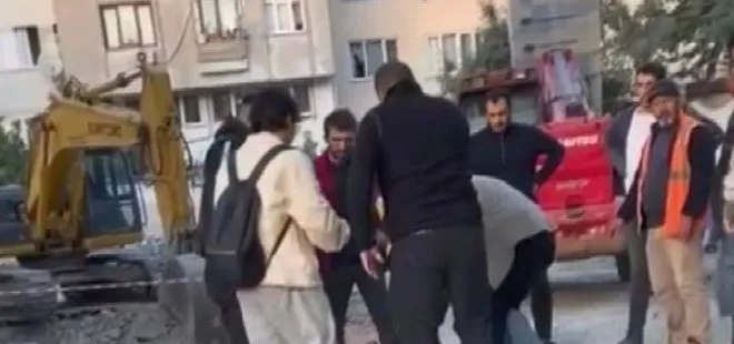 İstanbul’da minibüsten telefon çaldığı iddia edilen kişiyi öldüresiye dövdüler! O anlar kamerada