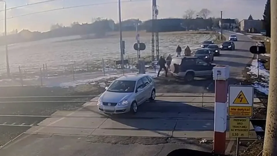 Otomobil hemzemin geçitte bozuldu! Ölümden kıl payı kurtuldular