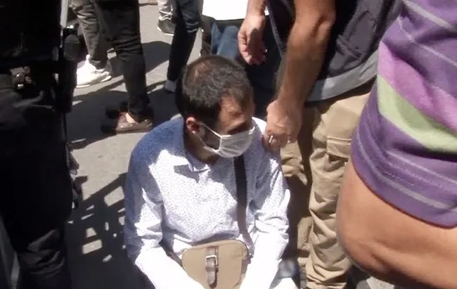 Ayasofya'da namaz için alana giremeyen vatandaş gözyaşlarına boğuldu - 1